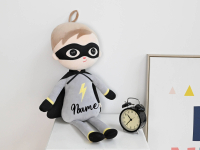 Metoo Superhelden-Puppe, 68 cm, personalisierbar mit abnehmbarem Tuch und Anhänger zum Aufhängen oder Tragen